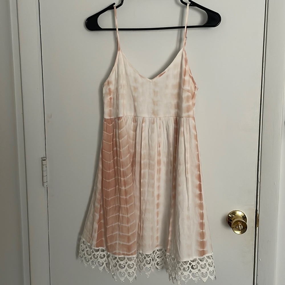 Cute summertime dress, lightweight material and very flattering